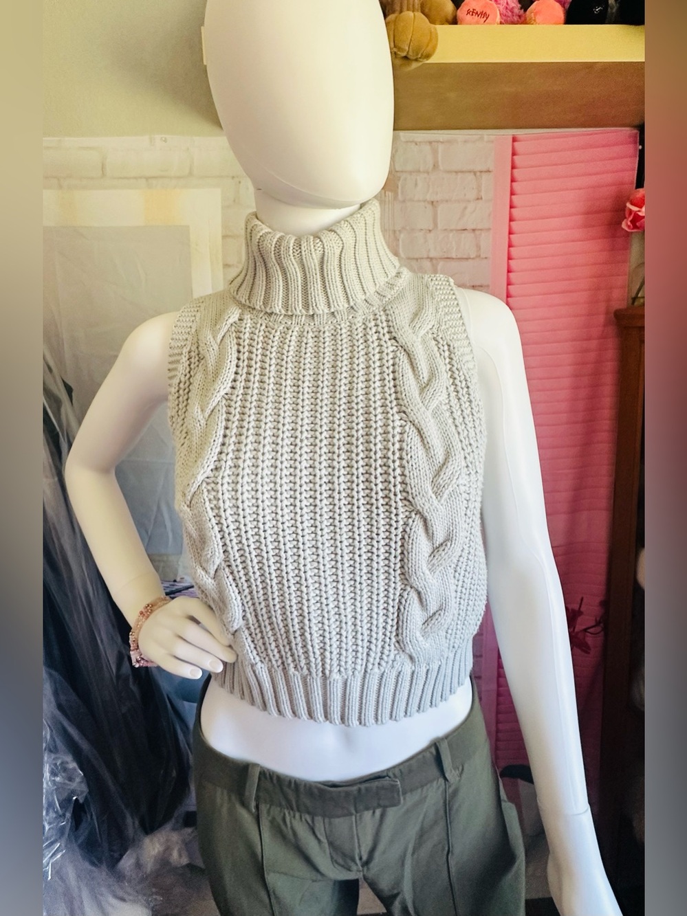 Kendall & Kylie Chunky Cable Knit Sleeveless Turtleneck Sweater Top